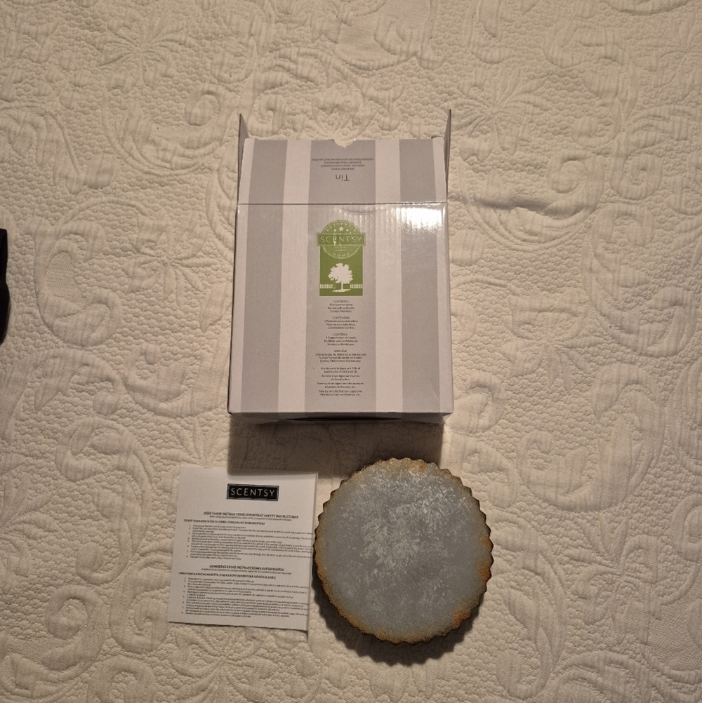 Scentsy Tin warmer stand, New in Opened box 5" x 1 1/4" not used